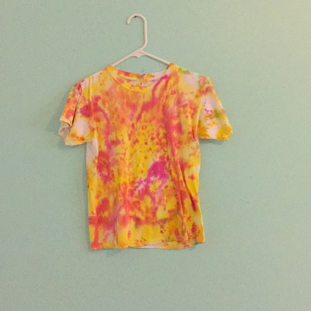 I am selling a shirt that is size large in US